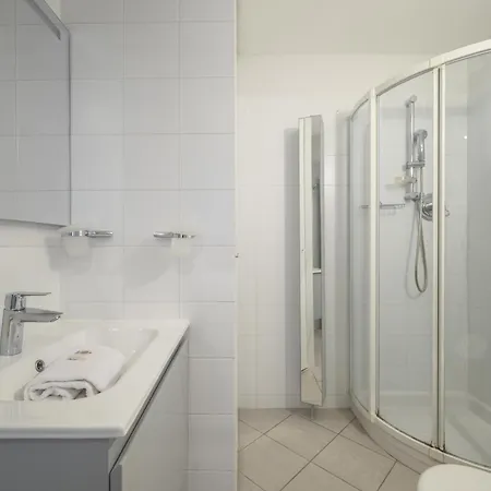 Les Miradors, De 2 En Rdc, Jardin Privatif, Piscine, Vue Et Parking * Menton